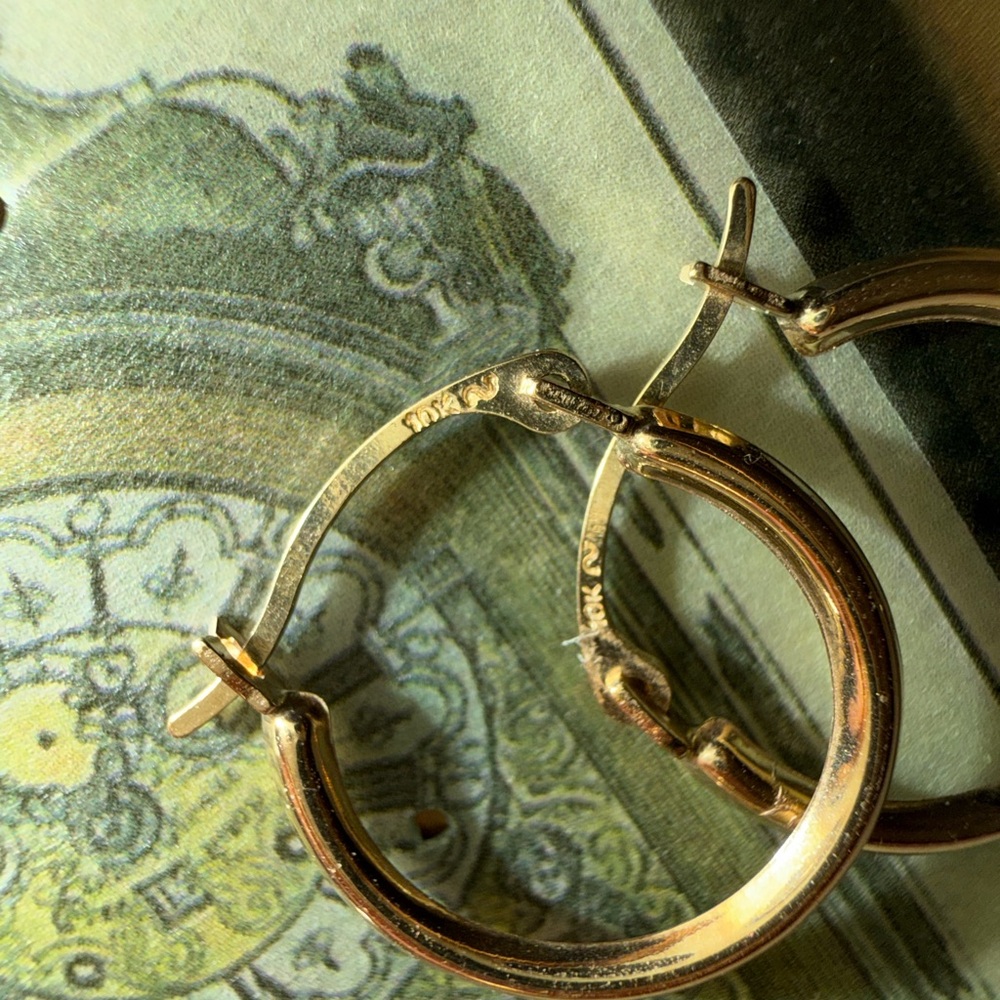 10kt solid yellow Gold small Hoop Earrings dainty stackable estate vintage - Picture 5 of 6